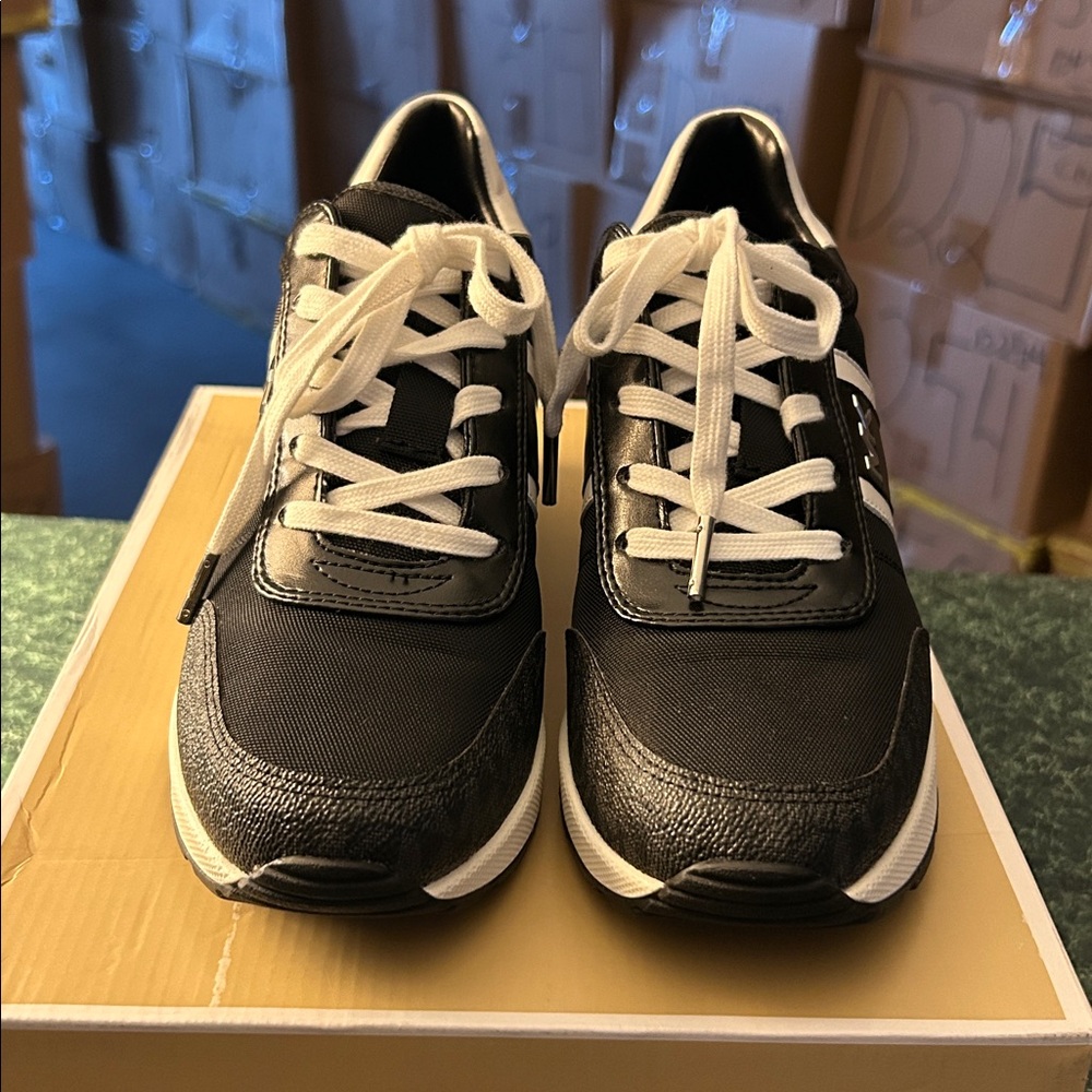 Michael Kors Mabel Trainer - Picture 5 of 6